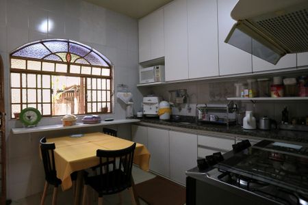 Casa à venda com 360m², 4 quartos e 5 vagas Casa à venda com 360m², 4 quartos e 5 vagasCozinha