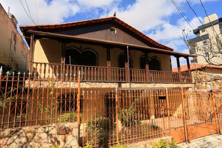 Casa à venda com 360m², 4 quartos e 5 vagas Casa à venda com 360m², 4 quartos e 5 vagasFachada