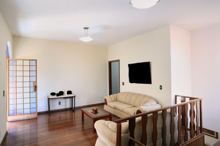 Casa à venda com 360m², 4 quartos e 5 vagas Casa à venda com 360m², 4 quartos e 5 vagasSala