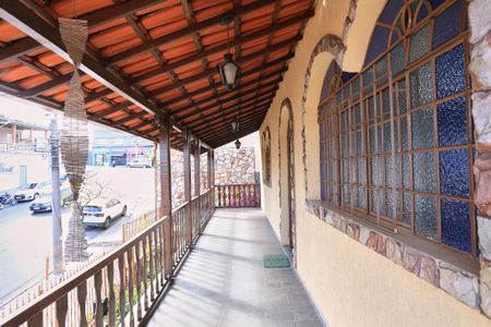 Casa à venda com 360m², 4 quartos e 5 vagas Casa à venda com 360m², 4 quartos e 5 vagasVaranda da Sala