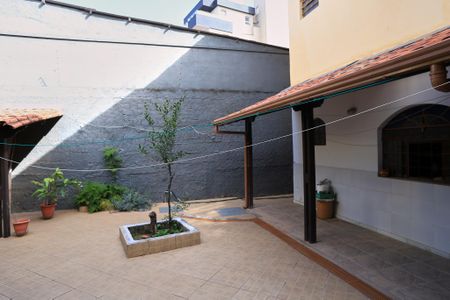 Casa à venda com 360m², 4 quartos e 5 vagas Casa à venda com 360m², 4 quartos e 5 vagasQuintal