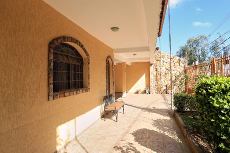 Casa à venda com 360m², 4 quartos e 5 vagas Casa à venda com 360m², 4 quartos e 5 vagasEntrada