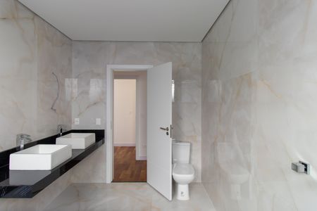 Casa de condomínio para alugar com 380m², 4 quartos e 4 vagasBanheiro da Suíte 4