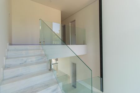 Casa de condomínio para alugar com 380m², 4 quartos e 4 vagasEscada entre andares