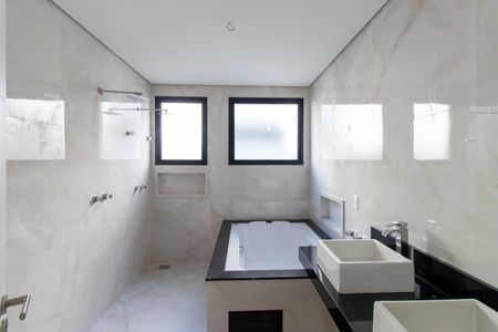 Casa de condomínio para alugar com 380m², 4 quartos e 4 vagasBanheiro da Suíte 4