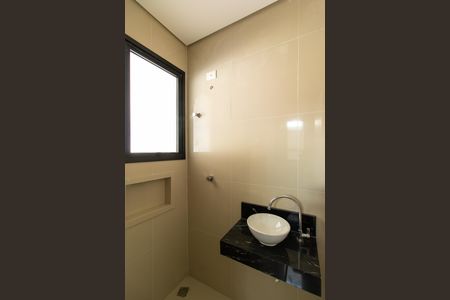 Casa de condomínio para alugar com 380m², 4 quartos e 4 vagasBanheiro de Serviço