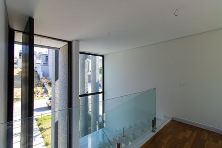 Casa de condomínio para alugar com 380m², 4 quartos e 4 vagasCorredor andar superior