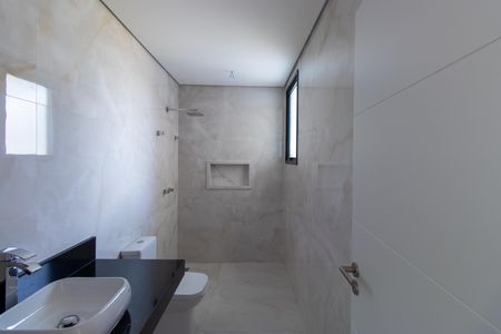 Casa de condomínio para alugar com 380m², 4 quartos e 4 vagasBanheiro da Suíte 1