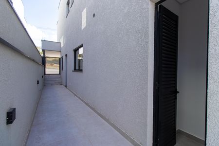 Casa de condomínio para alugar com 380m², 4 quartos e 4 vagasCorredor lateral