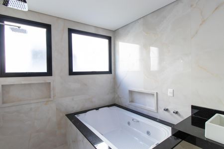 Casa de condomínio para alugar com 380m², 4 quartos e 4 vagasBanheiro da Suíte 4