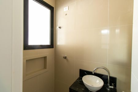 Casa de condomínio para alugar com 380m², 4 quartos e 4 vagasBanheiro de Serviço