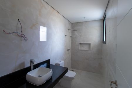 Casa de condomínio para alugar com 380m², 4 quartos e 4 vagasBanheiro da Suíte 1