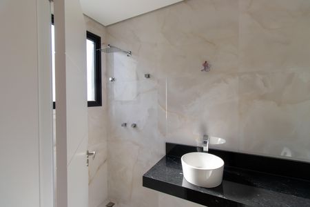 Casa de condomínio para alugar com 380m², 4 quartos e 4 vagasBanheiro da Suíte 2