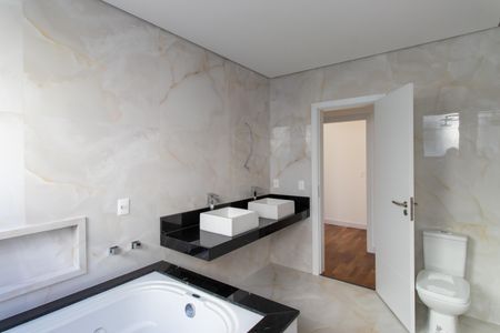 Casa de condomínio para alugar com 380m², 4 quartos e 4 vagasBanheiro da Suíte 4