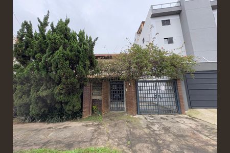 Casa para alugar com 400m², 4 quartos e 3 vagas Casa para alugar com 400m², 4 quartos e 3 vagasFachada