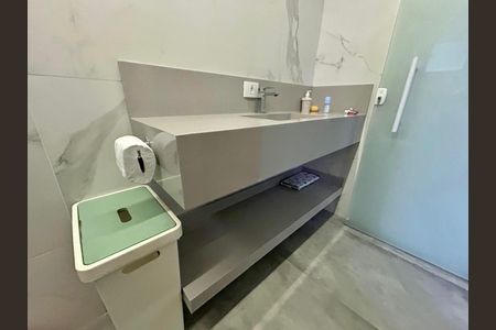 Casa à venda com 325m², 2 quartos e 2 vagas Casa à venda com 325m², 2 quartos e 2 vagasBanheiro 2