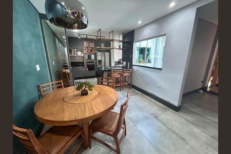 Casa à venda com 325m², 2 quartos e 2 vagas Casa à venda com 325m², 2 quartos e 2 vagasSala de Jantar