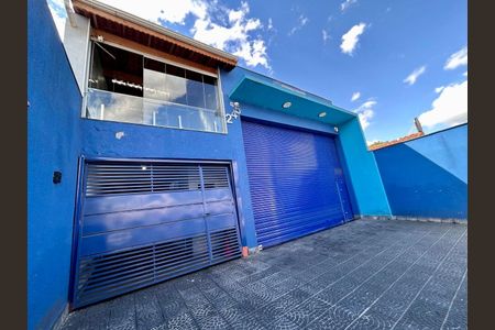 Casa à venda com 325m², 2 quartos e 2 vagas Casa à venda com 325m², 2 quartos e 2 vagasFachada