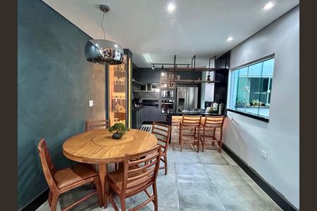 Casa à venda com 325m², 2 quartos e 2 vagas Casa à venda com 325m², 2 quartos e 2 vagasSala de Jantar
