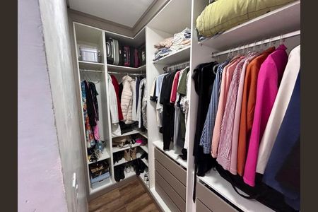 Casa à venda com 325m², 2 quartos e 2 vagas Casa à venda com 325m², 2 quartos e 2 vagasCloset