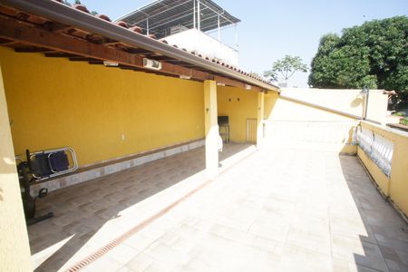 Casa à venda com 170m², 2 quartos e 1 vaga Casa à venda com 170m², 2 quartos e 1 vagaTerraço