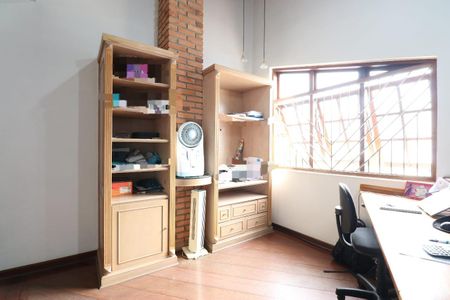 Casa à venda com 251m², 3 quartos e 3 vagas Casa à venda com 251m², 3 quartos e 3 vagasEscritório