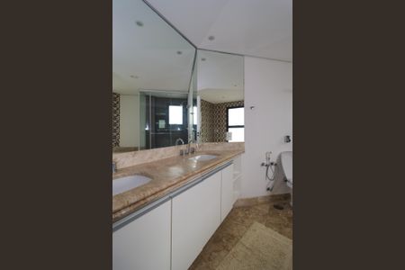 Apartamento à venda com 211m², 3 quartos e 3 vagas Apartamento à venda com 211m², 3 quartos e 3 vagasBanheiro da Suíte 1
