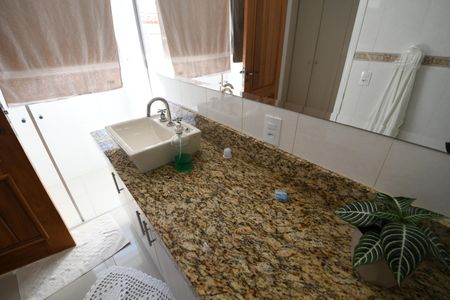 Casa à venda com 207m², 4 quartos e 2 vagasBanheiro 1