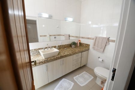Casa à venda com 207m², 4 quartos e 2 vagasBanheiro 1