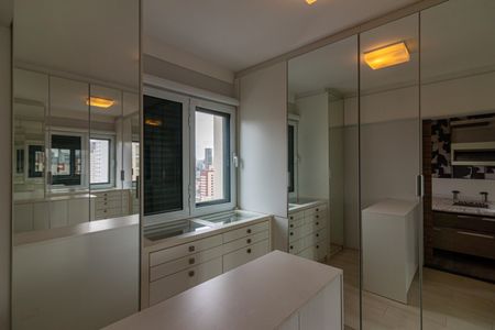 Apartamento à venda com 210m², 3 quartos e 3 vagasCloset da suíte 2