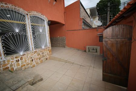 Casa para alugar com 200m², 4 quartos e 5 vagasQuintal frente