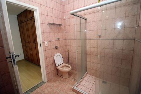 Casa para alugar com 200m², 4 quartos e 5 vagasBanheiro da Suíte 2