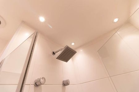 Apartamento à venda com 74m², 2 quartos e 2 vagas Apartamento à venda com 74m², 2 quartos e 2 vagasBanheiro da Suíte