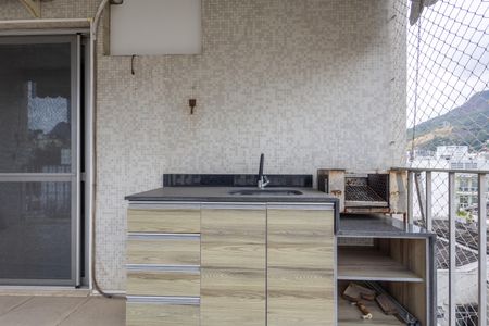 Apartamento à venda com 120m², 3 quartos e 2 vagas Apartamento à venda com 120m², 3 quartos e 2 vagasQuarto Suíte Varanda