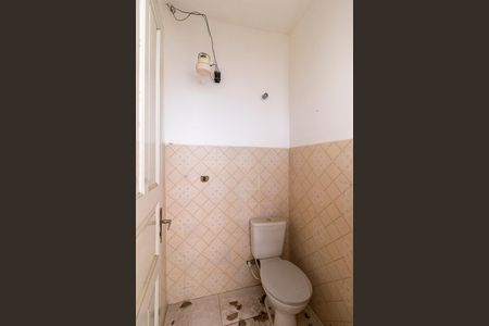 Casa à venda com 260m², 3 quartos e 4 vagas Casa à venda com 260m², 3 quartos e 4 vagasBanheiro da piscina