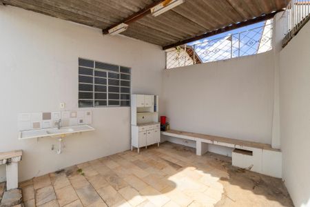 Casa à venda com 260m², 3 quartos e 4 vagas Casa à venda com 260m², 3 quartos e 4 vagasQuintal com piscina