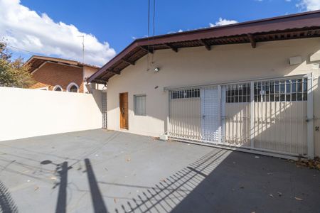 Casa à venda com 260m², 3 quartos e 4 vagas Casa à venda com 260m², 3 quartos e 4 vagasVagas de garagem