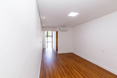 Casa à venda com 431m², 4 quartos e 6 vagas Casa à venda com 431m², 4 quartos e 6 vagas Quarto 4