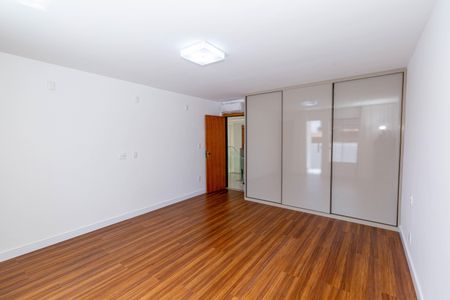 Casa à venda com 431m², 4 quartos e 6 vagas Casa à venda com 431m², 4 quartos e 6 vagasQuarto 1