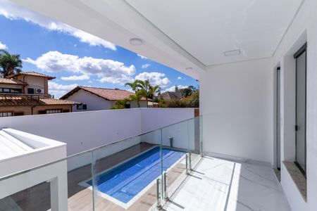 Casa à venda com 431m², 4 quartos e 6 vagas Casa à venda com 431m², 4 quartos e 6 vagasVaranda/Quarto 1