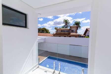 Casa à venda com 431m², 4 quartos e 6 vagas Casa à venda com 431m², 4 quartos e 6 vagasVaranda / Quarto 2