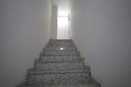 Apartamento à venda com 84m², 2 quartos e 1 vaga Apartamento à venda com 84m², 2 quartos e 1 vagaEscada