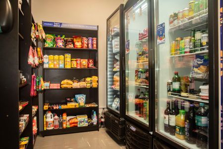 Apartamento à venda com 80m², 2 quartos e 2 vagasÁrea comum - Loja de conveniência