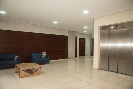 Apartamento à venda com 80m², 2 quartos e 2 vagasHall social
