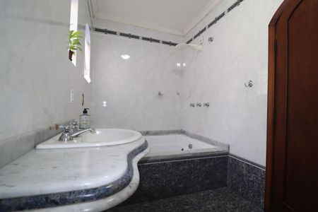 Casa à venda com 232m², 3 quartos e 4 vagasSuíte Banheiro