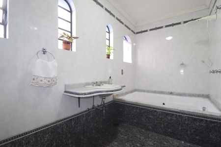 Casa à venda com 232m², 3 quartos e 4 vagasSuíte Banheiro