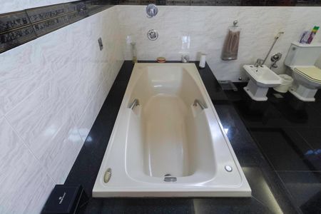 Casa à venda com 430m², 4 quartos e 6 vagasBanheiro da Suíte