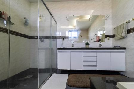 Casa à venda com 430m², 4 quartos e 6 vagasBanheiro da Suíte