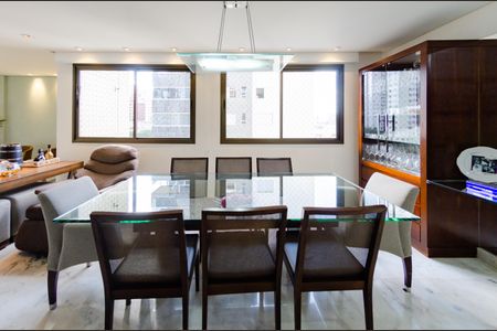 Apartamento à venda com 175m², 4 quartos e 3 vagas Apartamento à venda com 175m², 4 quartos e 3 vagasSala
