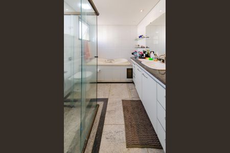 Apartamento à venda com 175m², 4 quartos e 3 vagas Apartamento à venda com 175m², 4 quartos e 3 vagasBanheiro da Suíte